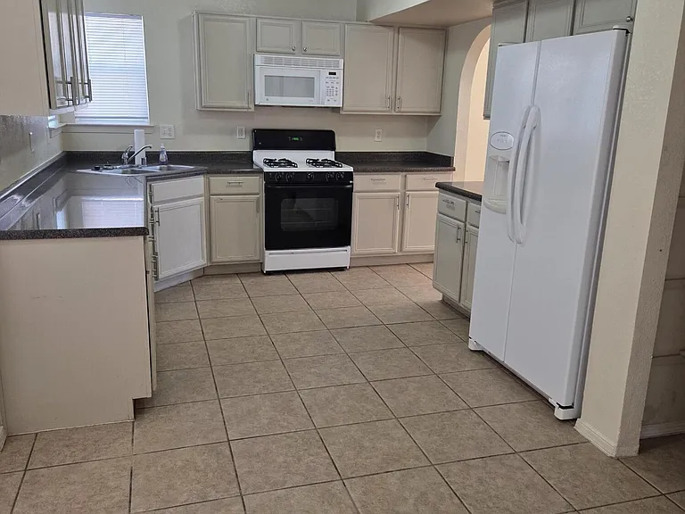 3717 NE Hubble Dr — Photo 11
