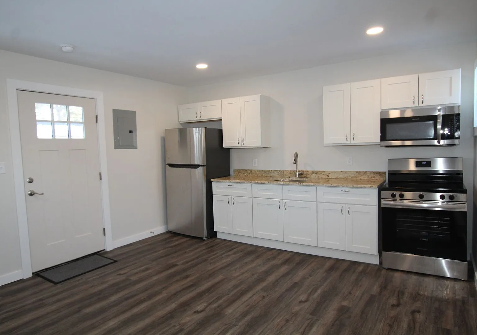 Free 1 Month Rent!! Beautifully Remodeled And Completed 1 Bedroom Apartment — Photo 1