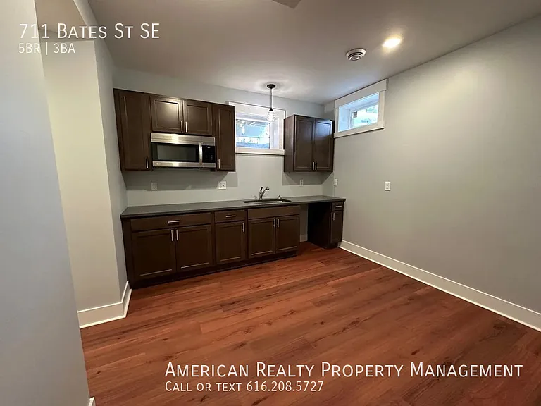 711 Bates St SE — Photo 18