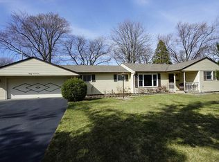 2101 Robin Ln, Rolling Meadows, IL 60008