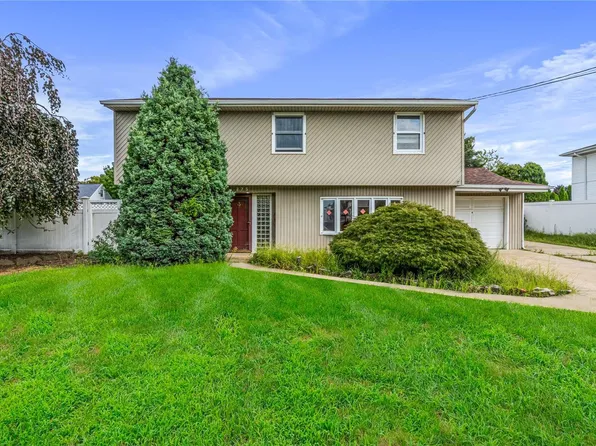 275 N Syracuse Avenue, Massapequa, NY 11758