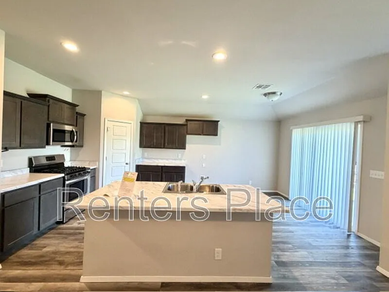 3 bed, 2.0 bath, 1594 sqft, $1,695 — Photo 4