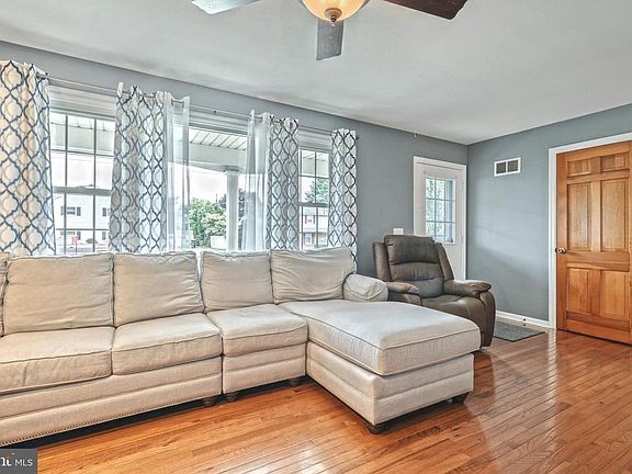4th image of 2856 Sunset Dr