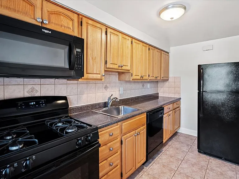 Spring Hill Apartments — Photo 26