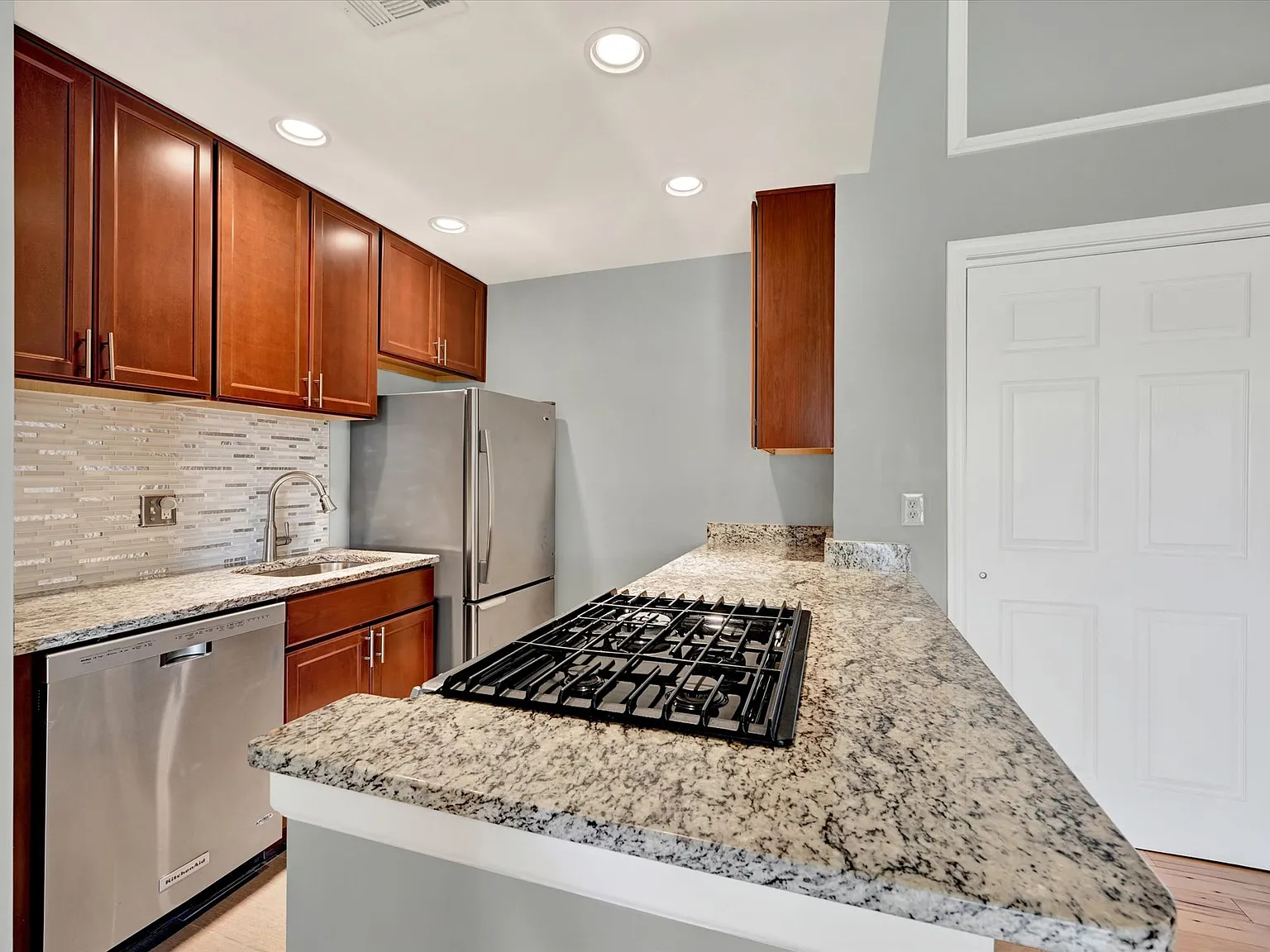 2 bed, 865 sqft, $1,799 — Photo 4