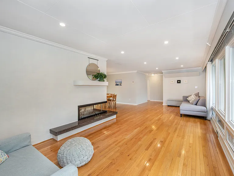 22 Roosevelt Ave — Photo 4