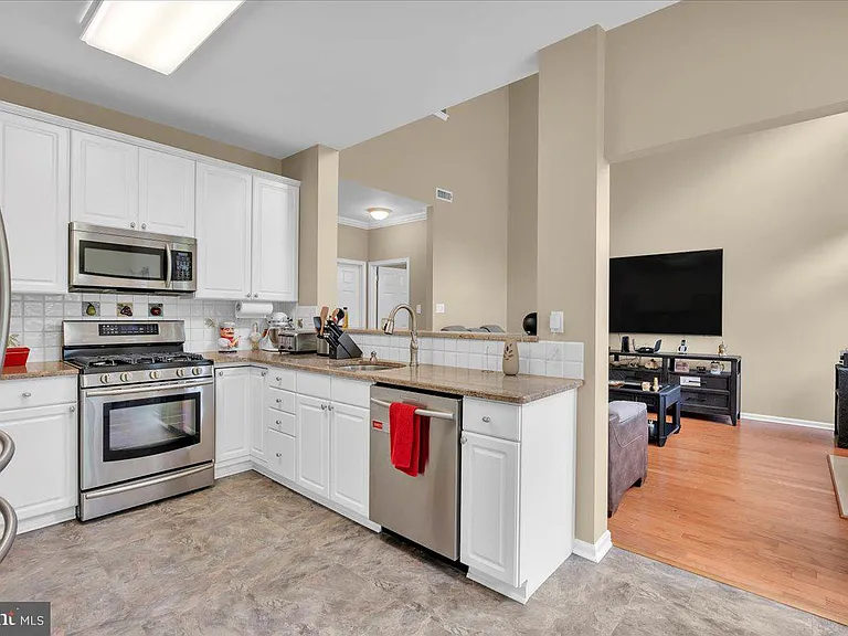 1202 Champlain Dr — Photo 7