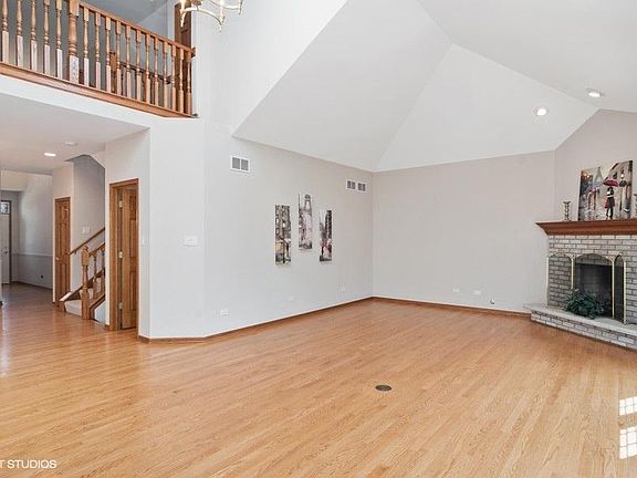 3rd image of 851 Emerald Ct