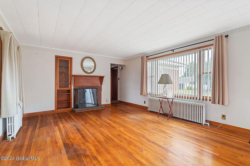 5th image of 32 Blakely Court