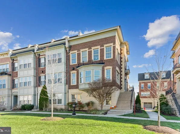 863 Regents Sq #326, Oxon Hill, MD 20745