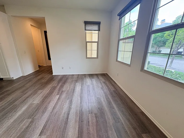 610 S Kroeger St — Photo 7