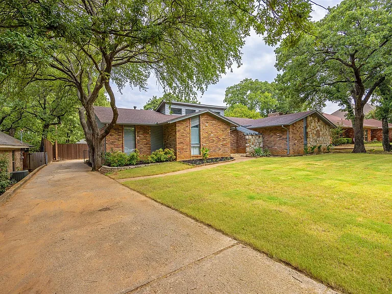 2011 Reverchon Dr — Photo 3