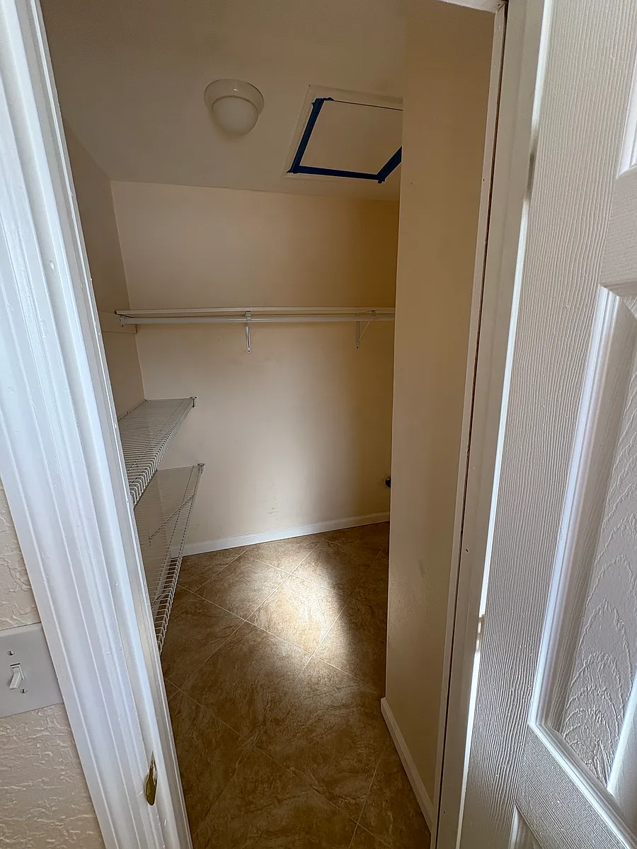 Building Photo - 3200 Bayview Dr #8