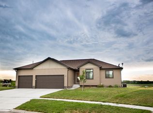 310 Sycamore Pl, Hickman, NE 68372