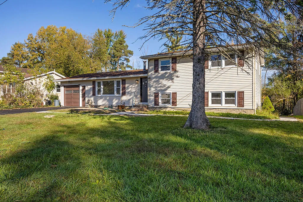 5 bed, 2.5 bath, 1628 sqft, $2,850 — Photo 3
