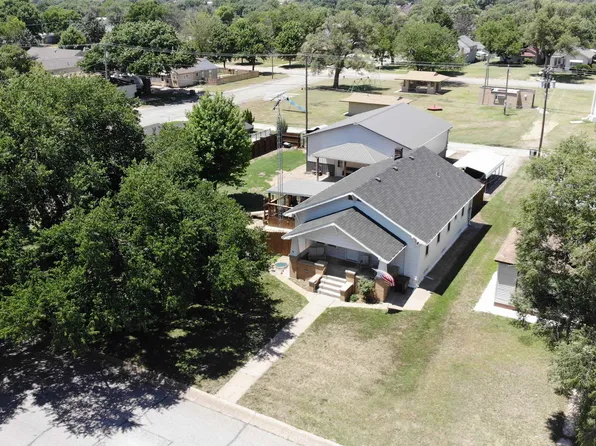 611 Stout St, Pratt, KS 67124