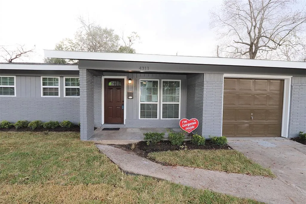 3 bed, 1.0 bath, 1143 sqft, $1,550 — Photo 1