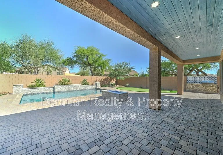 1357 N Drexel — Photo 32