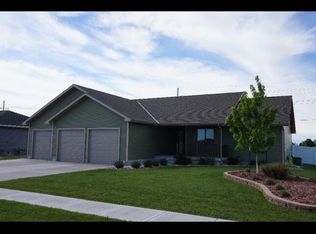 4275 Indianhead Rd, Grand Island, NE 68803