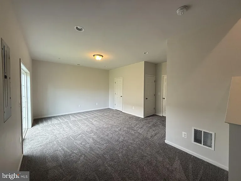240 Parkland Dr — Photo 7