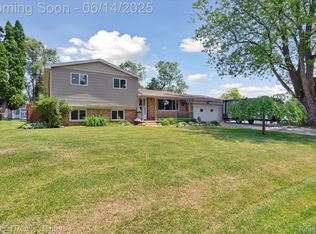 8030 Casa Mia Dr, White Lake, MI 48386