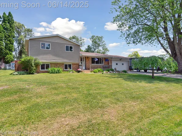 8030 Casa Mia Dr, White Lake, MI 48386
