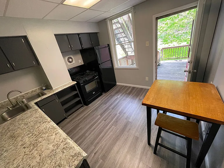 642 Forest Ave — Photo 3