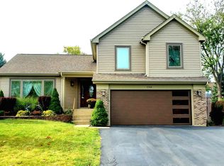 1764 Kennsington Ln, Crystal Lake, IL 60014