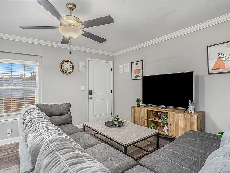 1075 W Ocean View Ave — Photo 6