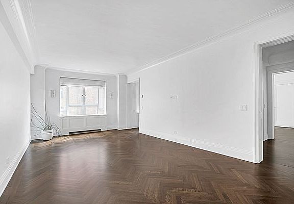 3rd image of 25 Central Park W APT 8Z