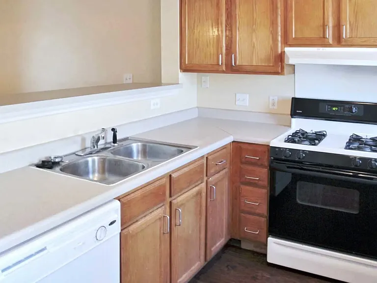 Cantibury Pointe Apartments — Photo 12