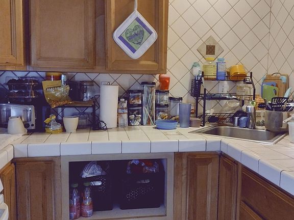 Kitchen sink to right (there are currently 3 people leaving the home thats why its so crowded).