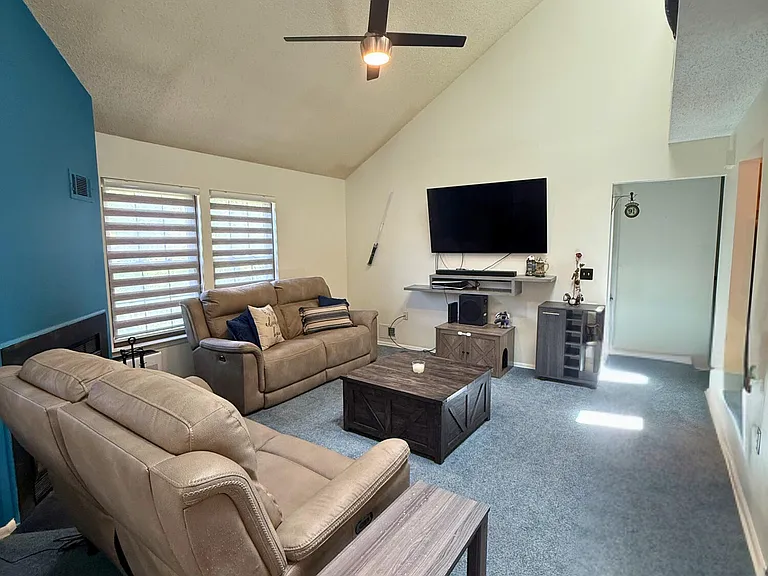 305 Wildflower Ct — Photo 3