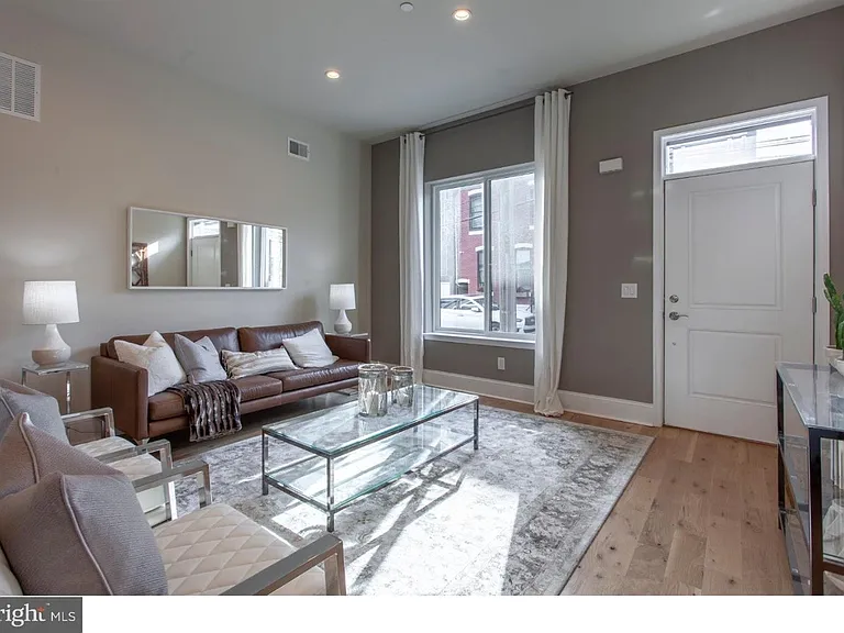 1026 Hyde St — Photo 7