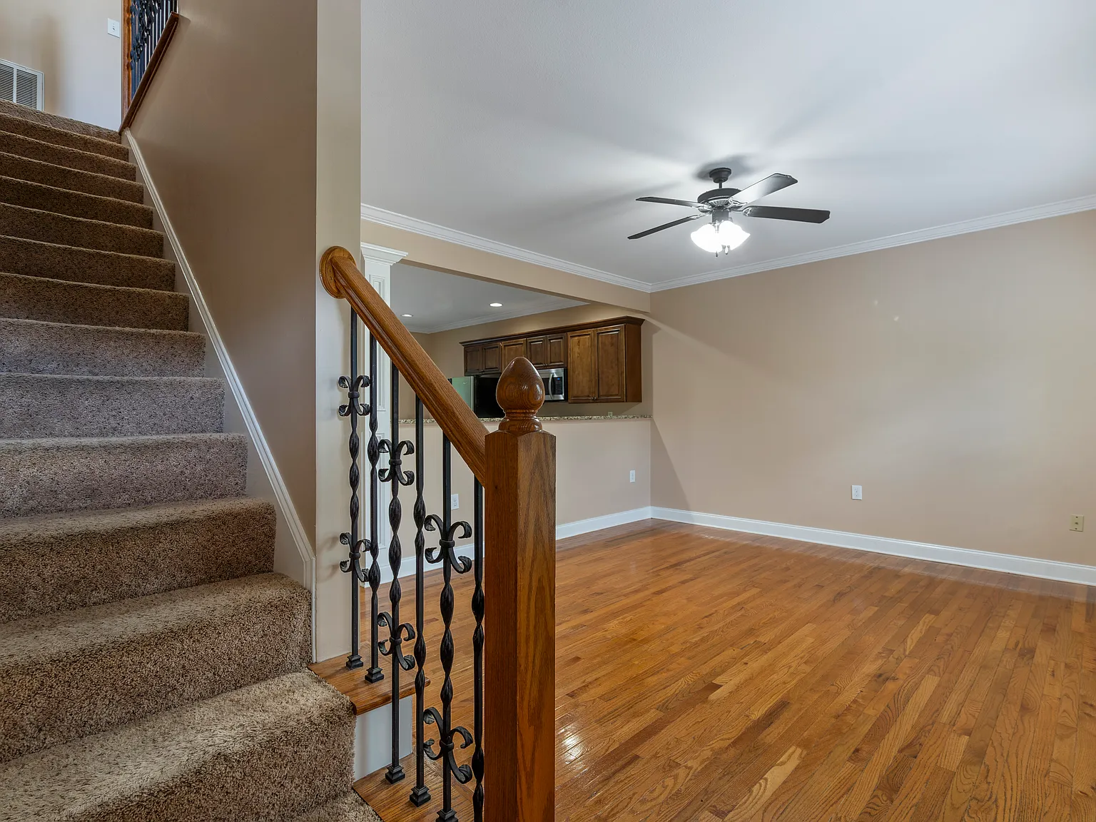 2 bed, 2.5 bath, 1240 sqft, $1,600 — Photo 2