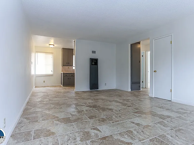 284 N Garnet Way — Photo 3