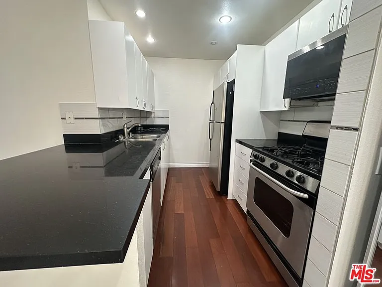 18350 Hatteras St #202 — Photo 3