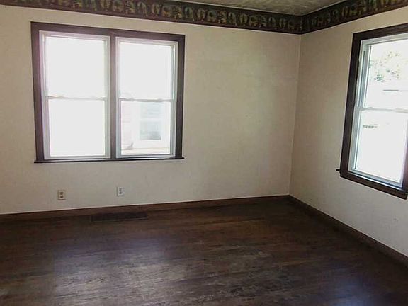 3rd image of 218 Talbot Ave