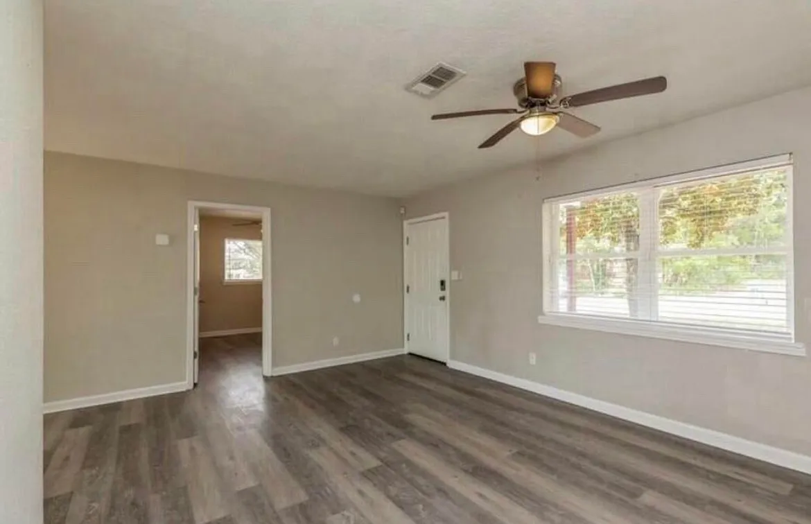 245 Argyle Ct — Photo 3