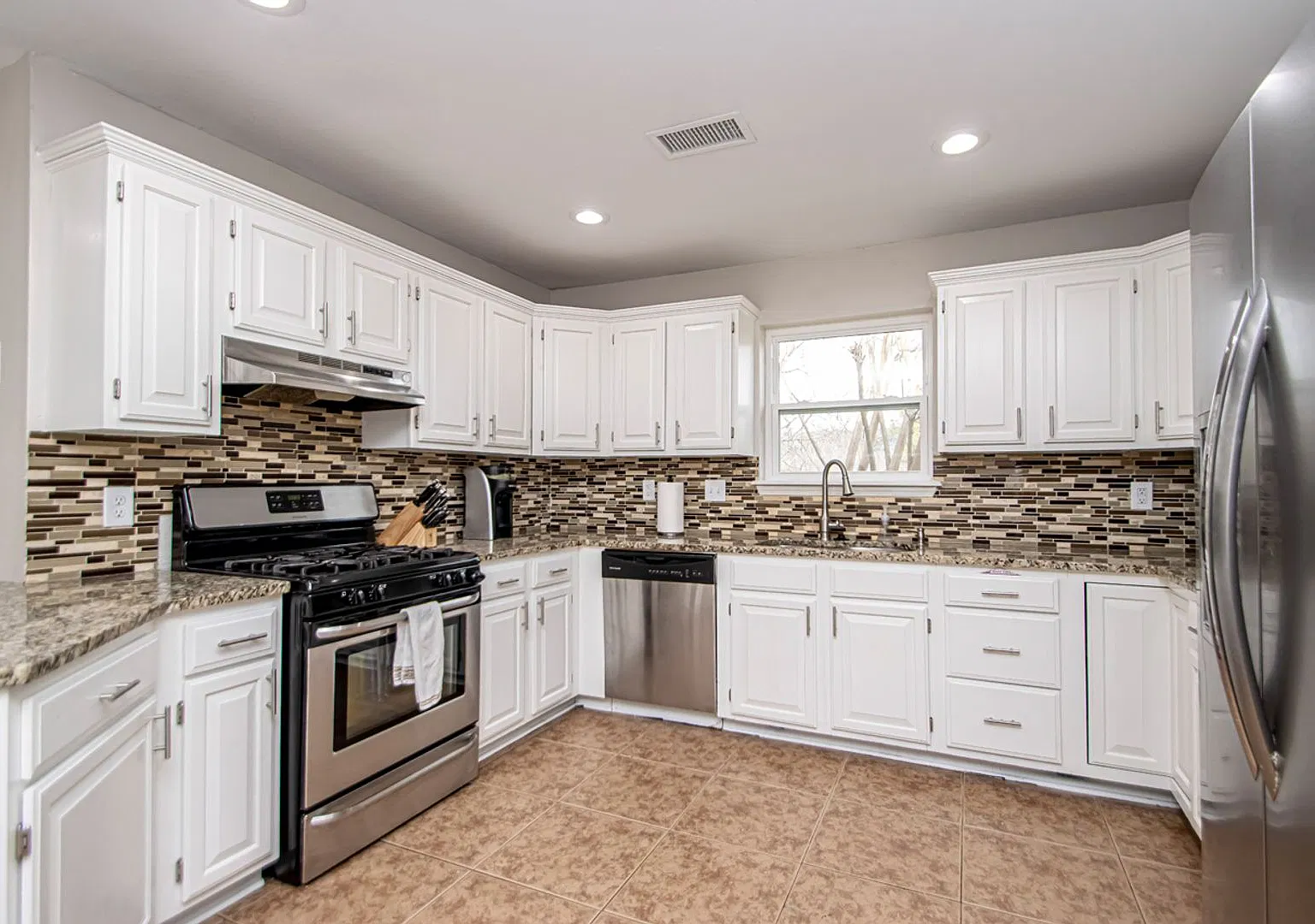 Spacious 4-Bedroom Home in West Little Rock Near Starbucks & The Athletic Club — Photo 4