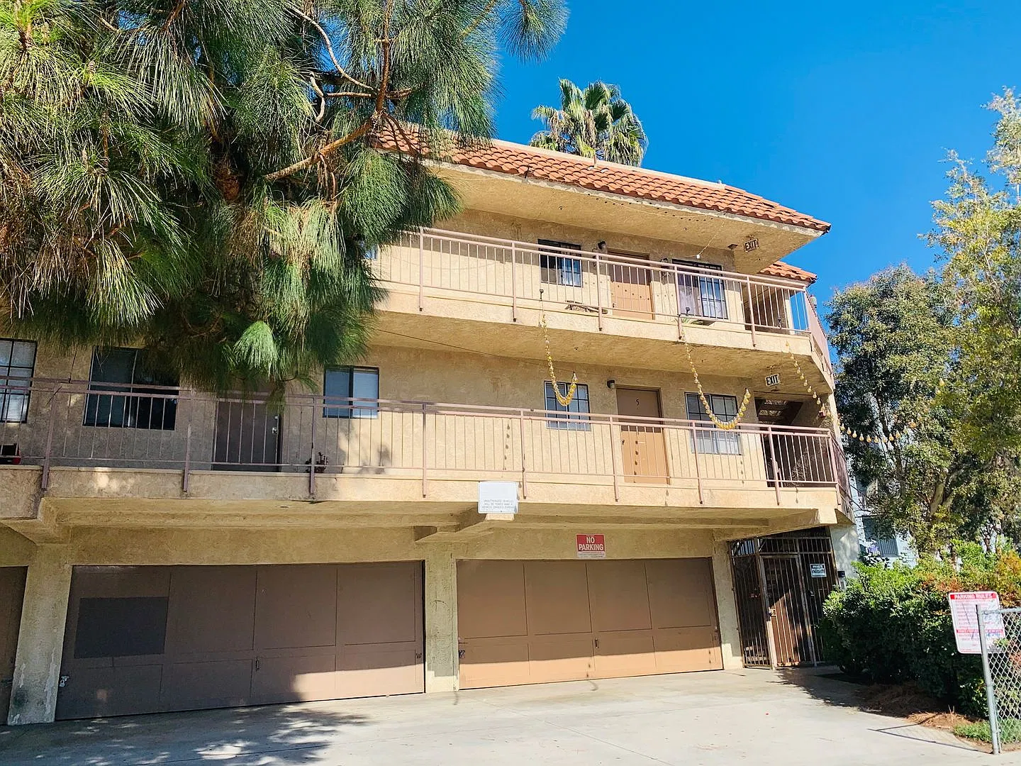 1202 N Van Ness — Photo 2