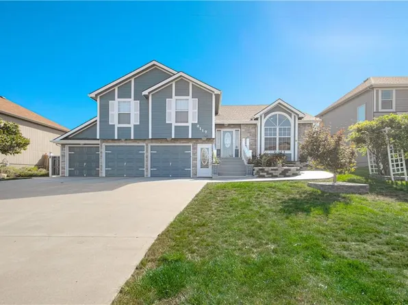 2117 Cottonwood St, Leavenworth, KS 66048