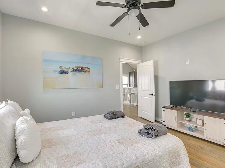 1049 Sunset Cir W — Photo 11
