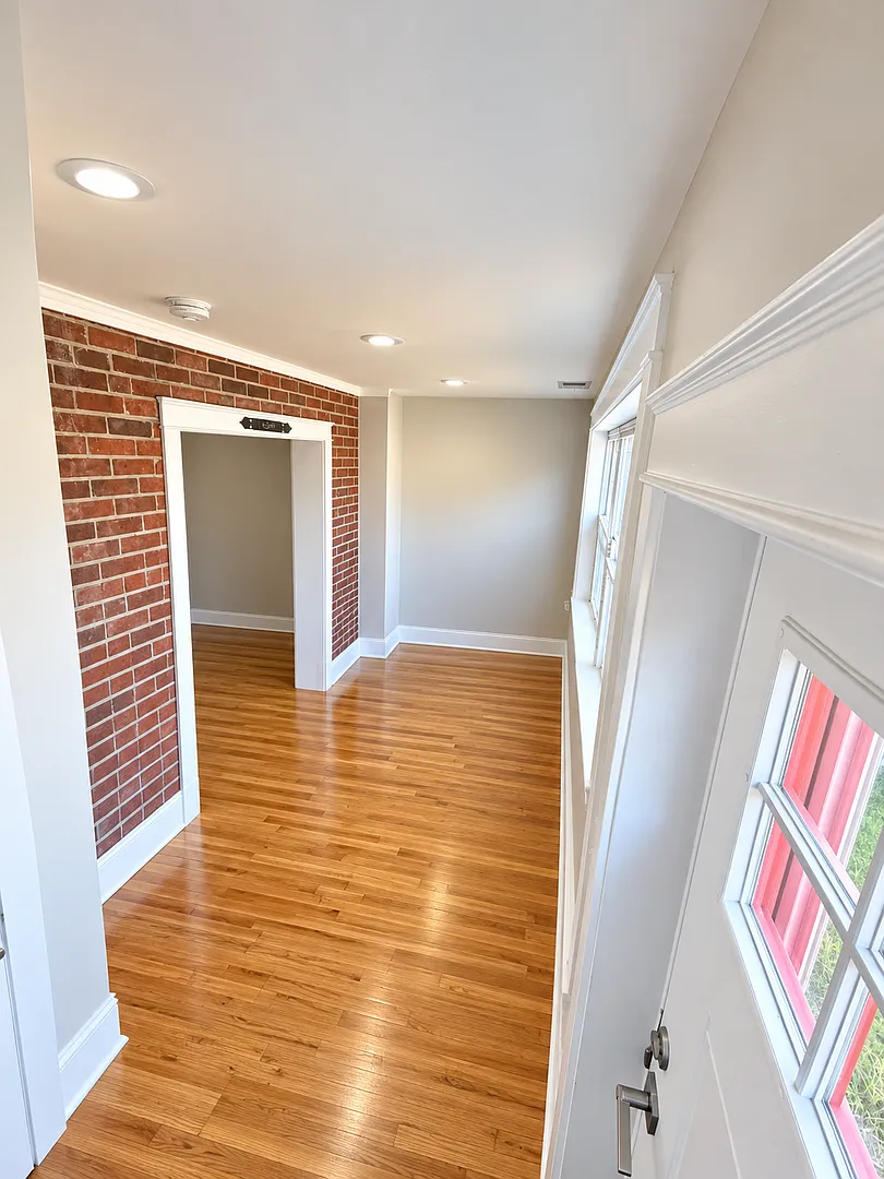 Modern 2BR/2.5BA Home with Spacious Backyard in Lily Ponds — Photo 2