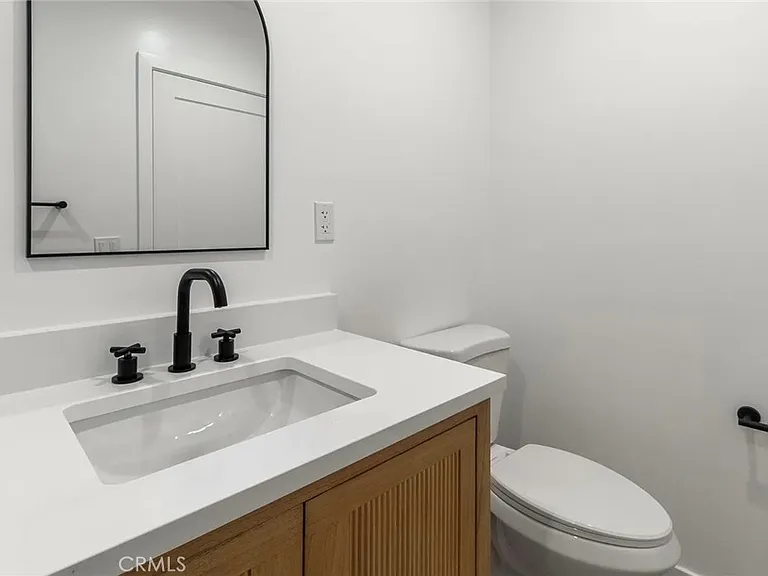 1827 E 4th St #18 — Photo 20