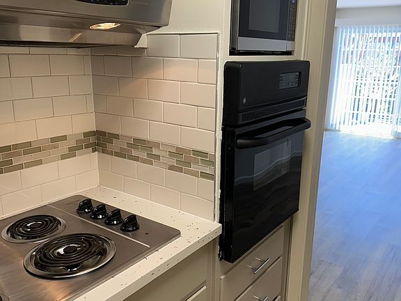 3rd image of 1405 Oak Grove Ave APT 302