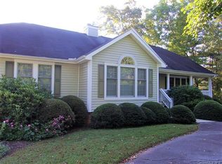 8 Old Applewood Ln, Hendersonville, NC 28739