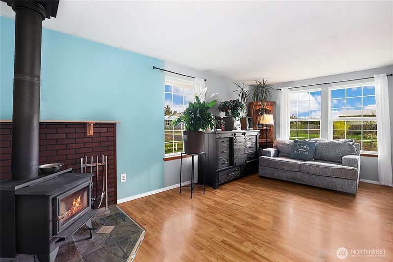 4th image of 17937 Iris Place SW