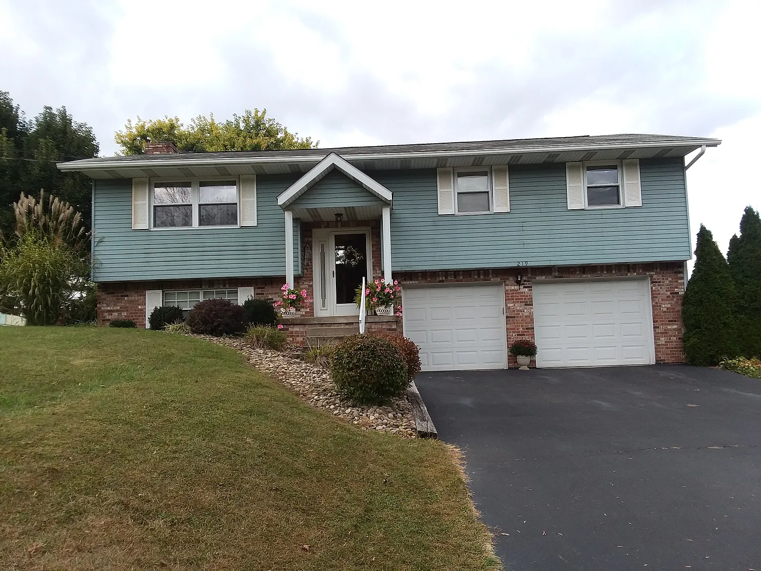 219 Hague Ln photo 1