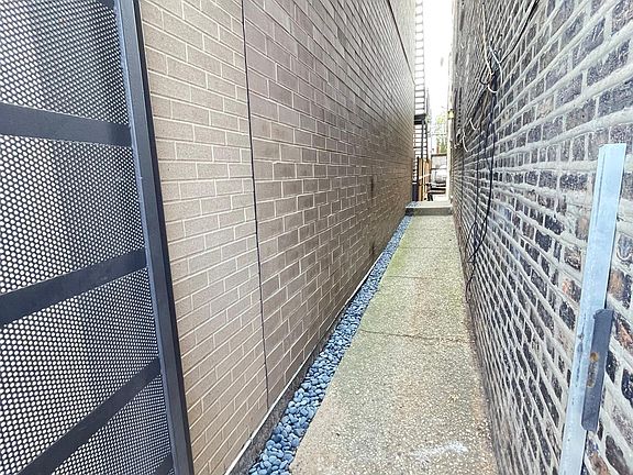 2nd image of 900 N Ashland Ave APT 1